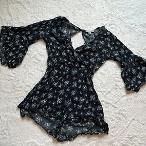 American eagle bell sleeved romper